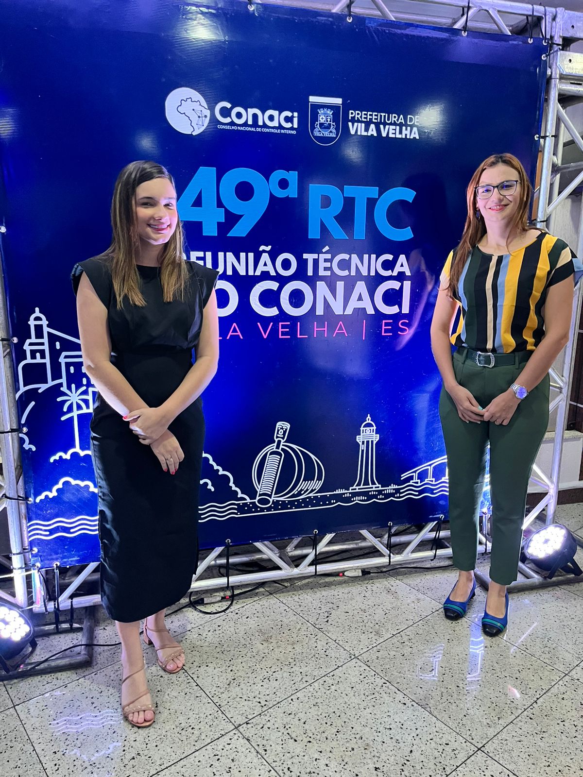 A Controladoria-Geral do Estado do Pará esteve presente na 49ª Reunião Técnica do Conselho Nacional de Controle Interno (Conaci), que aconteceu nos dias 14 e 15 de março, na cidade de Vila Velha, no Espírito Santo. O evento contou com a participação da Controladora-Geral Adjunta de Controle Interno, Alegria Leite, e da Controladora de Transparência e Integridade, Ana Pantoja. Foram abordados temas como Controle Preventivo, ESG, Integridade, Auditoria Interna e licitações. Ainda como parte da programação, o Conaci realizou diversas palestras e Encontros de Câmaras Técnicas (ECT). As controlados da CGE participaram da ECT's sobre Lei Geral de Proteção de Dados (LGPD), Metodologia IA-CM e sobre Lei Anticorrupção. Texto: Jeniffer Terra (Coord. Núcleo de Comunicação)